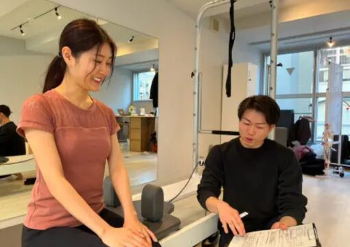 ピラティススタジオ luluto（ルルト）栄店 案内を受けている様子