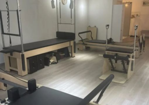 ピラティススタジオ luluto（ルルト）福岡天神店、店舗内イメージ、リフォーマー、チェア、キャデラック、公式HPより切り抜き