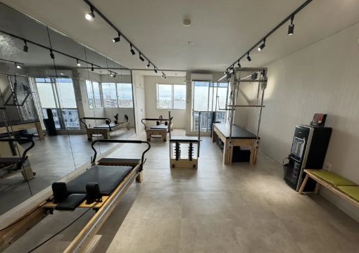 ピラティススタジオ luluto（ルルト）川崎店、店舗内イメージ、リフォーマー、チェア、キャデラック、公式HPより切り抜き