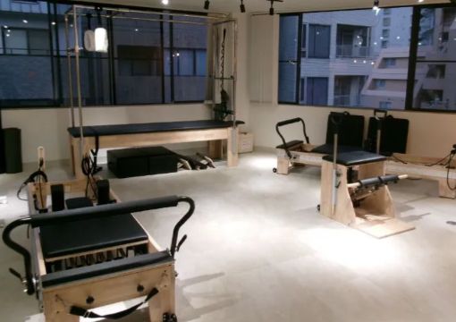 ピラティススタジオ luluto(ルルト)神戸店、店舗内イメージ、リフォーマー、チェア、キャデラック、公式HPより切り抜き