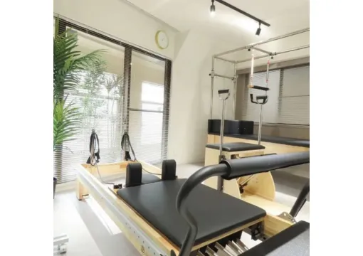 ピラティススタジオ luluto（ルルト）店内の雰囲気 リフォーマーやキャデラックなど多彩な機器