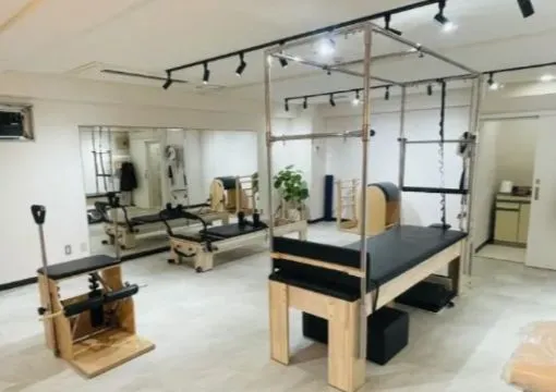ピラティススタジオ luluto(ルルト)町田店、店舗内イメージ、リフォーマー、チェア、キャデラック、公式HPより切り抜き
