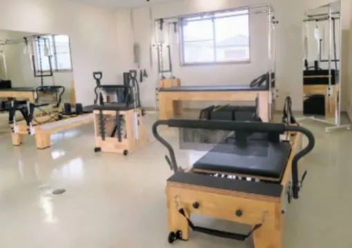 ピラティススタジオ luluto（ルルト）水戸店、店舗内イメージ、リフォーマー、チェア、キャデラック、公式HPより切り抜き