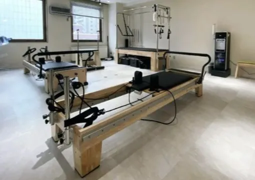 ピラティススタジオ luluto（ルルト）店舗内イメージ、リフォーマー、チェア、キャデラック、公式HPより切り抜き