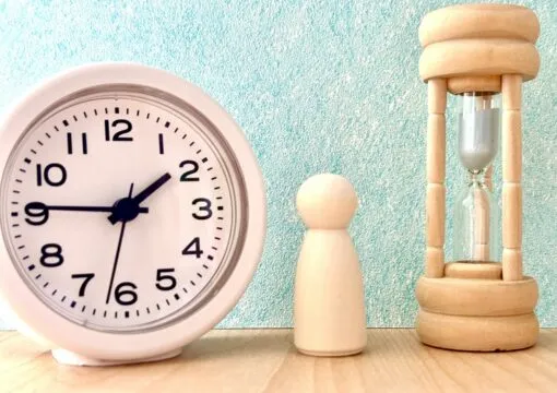 時計と砂時計の画像