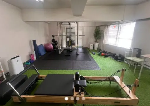 ピラティス＆ジム1to1（ワントゥワン）スタジオ内 リフォーマー
