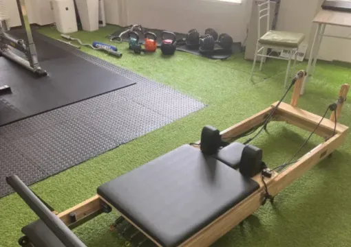 ピラティス＆ジム1to1（ワントゥワン）スタジオ内 リフォーマー