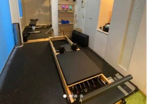 ピラティス＆ジム1to1（ワントゥワン）スタジオ内 リフォーマー