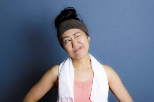 困った顔をする女性