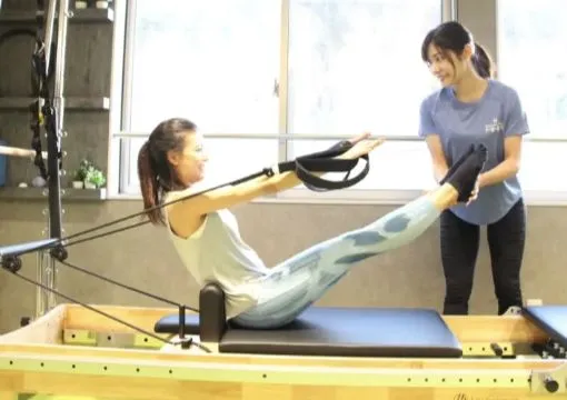 パーソナルプライベートジムMMM（トリプルエム）リフォーマーを使ったマシンピラティス