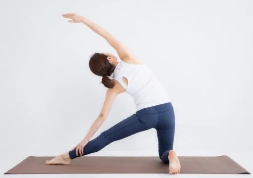 ピラティスする女性