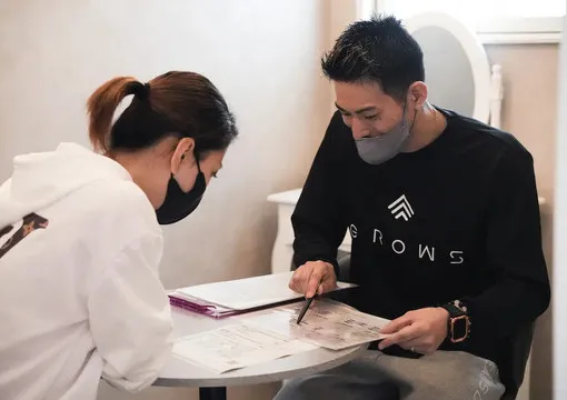 料金プランの説明をするトレーナー