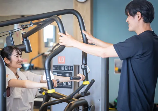 ジム内で話し合う2人