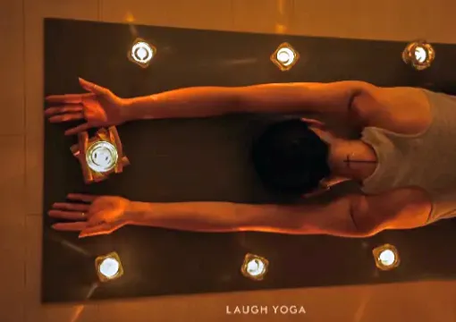 LAUGH-YOGA-SALON（ラフヨガサロン）の寝たままヨガ