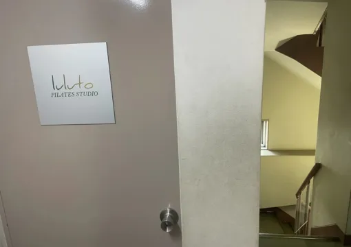 ピラティススタジオ luluto（ルルト）恵比寿2号店 表札 が貼られた スタジオ入口扉