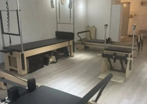 ピラティススタジオ luluto（ルルト）福岡天神店、店内イメージ、リフォーマー、チェア、キャデラック