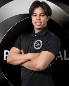 トレーナーの安室 魅羅斗(あむろ みらと)