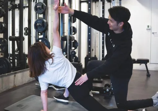 QUALITAS（クオリタス）青山・外苑前店でマンツーマントレーニングする女性